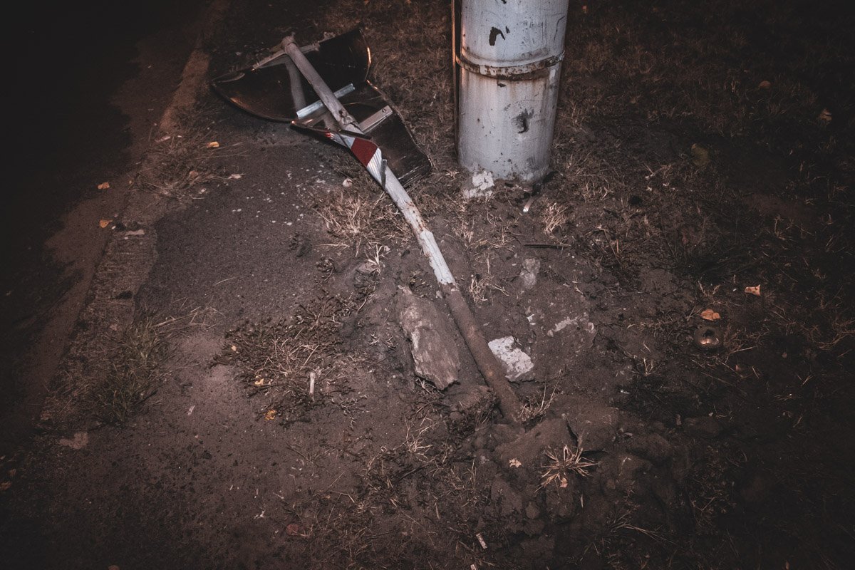 Smart "подрезал" автохам из-за чего тот вылетел с дороги и сбил дорожный знак.