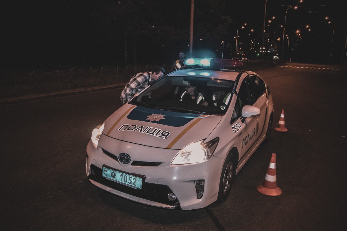 На месте работал экипаж патрульной полиции, "скорая" и следственно-оперативная группа