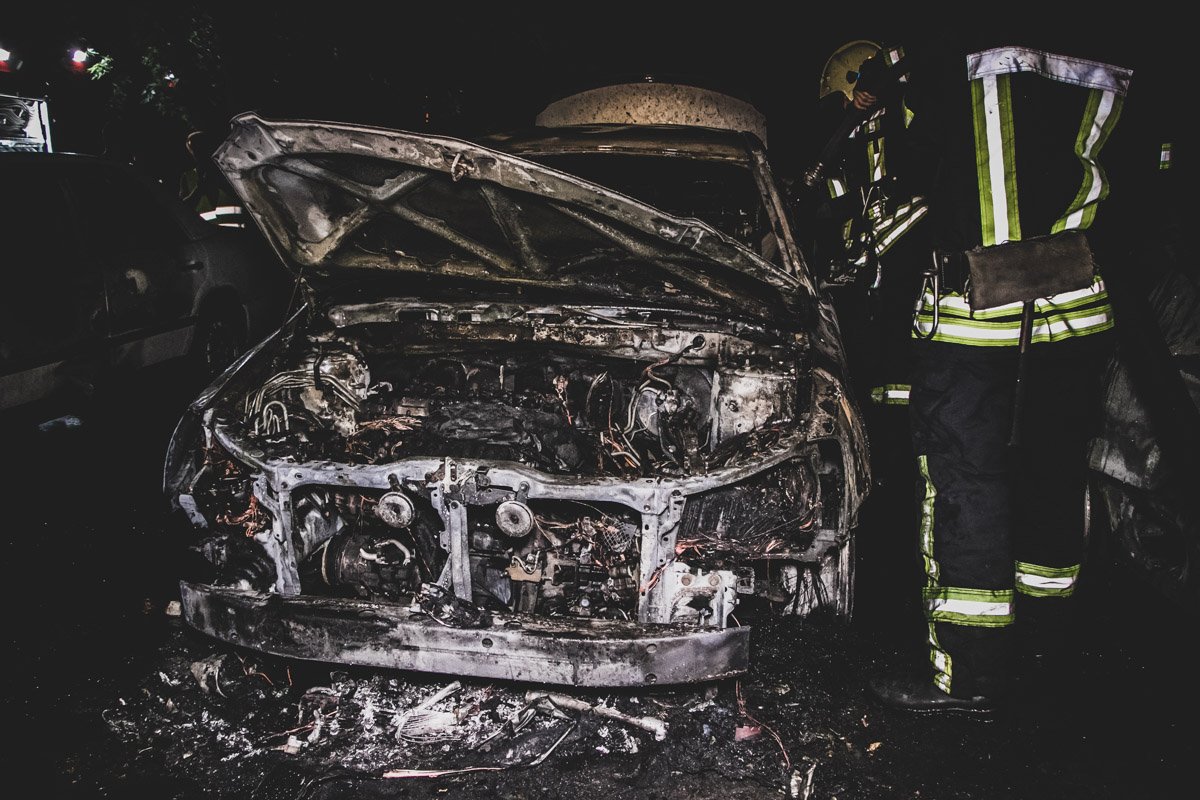 Во дворе жилого дома горели автомобили Toyota, Volkswagen Passat и Mercedes 230 Е