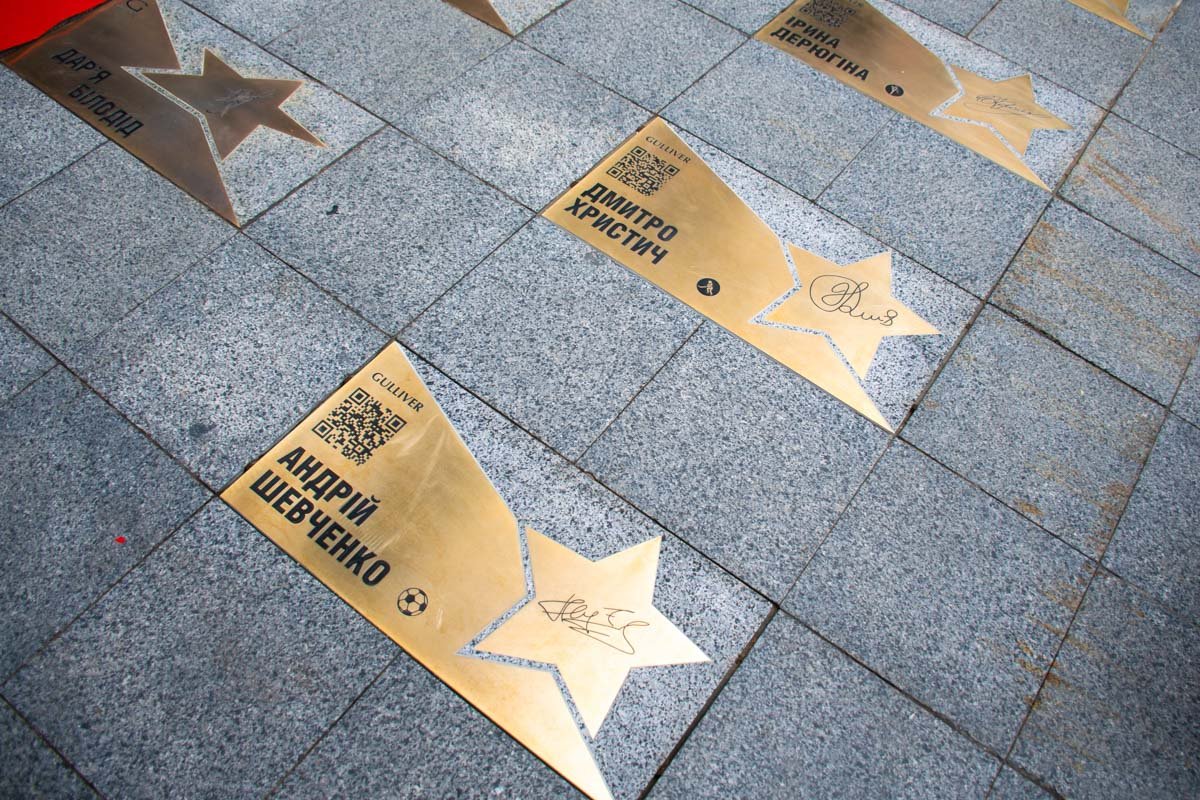 Звезды принадлежат футболисту Андрею Шевченко, гимнастке Ирине Дерюгиной и хоккеисту Дмитрию Христичу Звезды принадлежат футболисту Андрею Шевченко, гимнастке Ирине Дерюгиной и хоккеисту Дмитрию Христичу