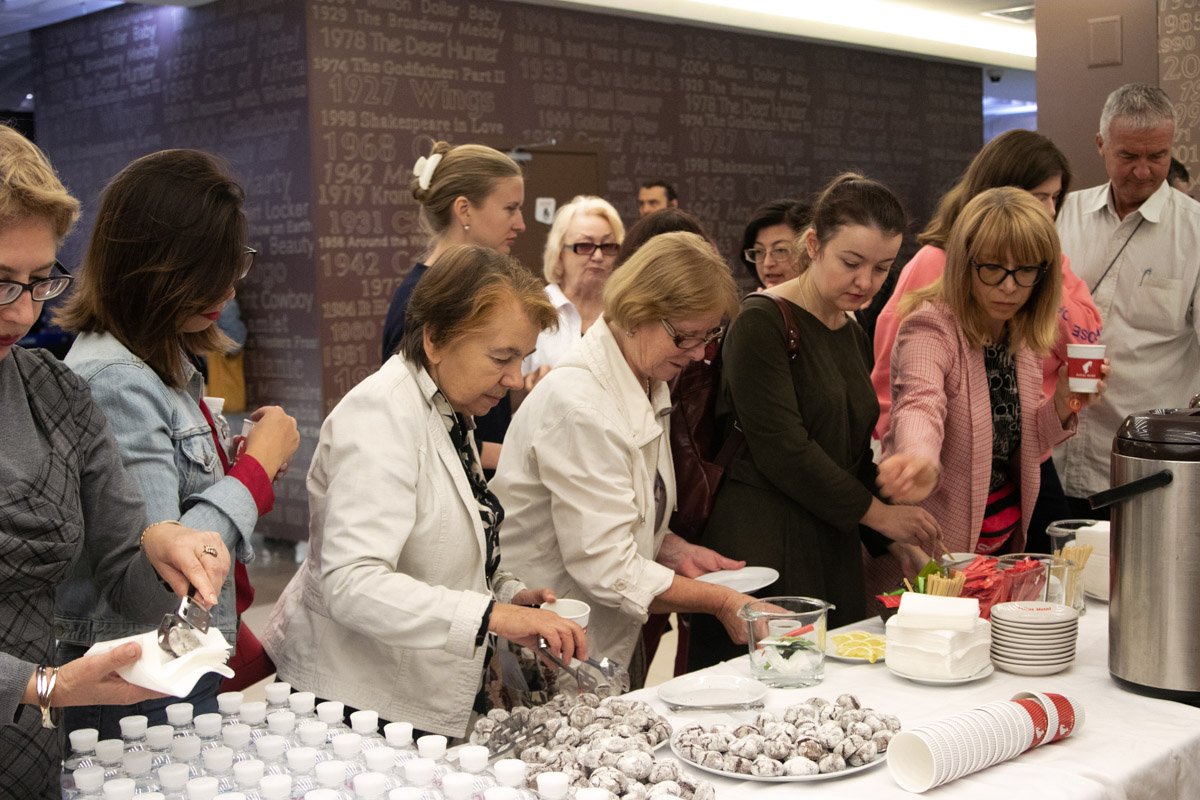 Перед началом показа гости могли пообщаться в непринужденной обстановке за кофе-брейком Перед началом показа гости могли пообщаться в непринужденной обстановке за кофе-брейком
