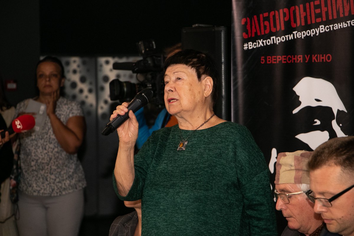 Среди гостей показа - многие диссиденты. В кадре - Маргарита Довгань, подруга Василия Стуса Среди гостей показа - многие диссиденты. В кадре - Маргарита Довгань, подруга Василия Стуса