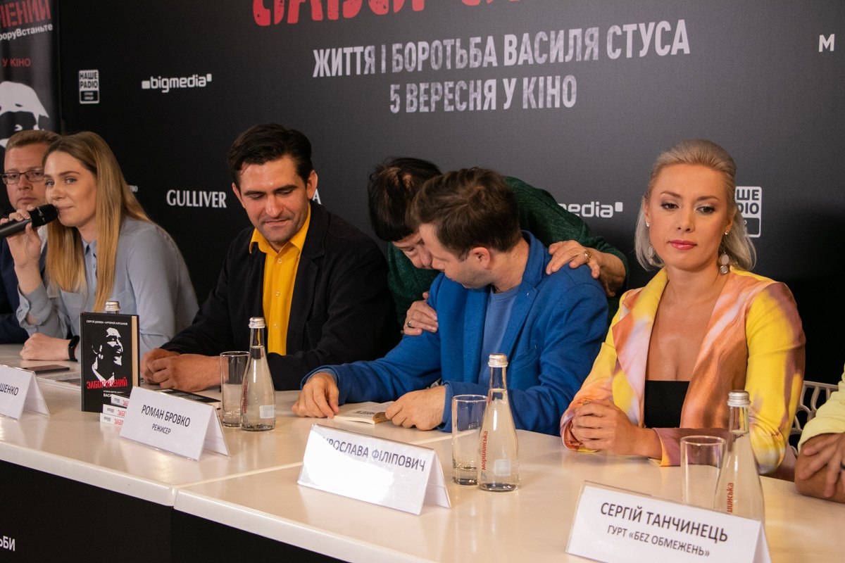 В конце диссиденты и творческая группа фильма дали совместную пресс-конференцию В конце диссиденты и творческая группа фильма дали совместную пресс-конференцию