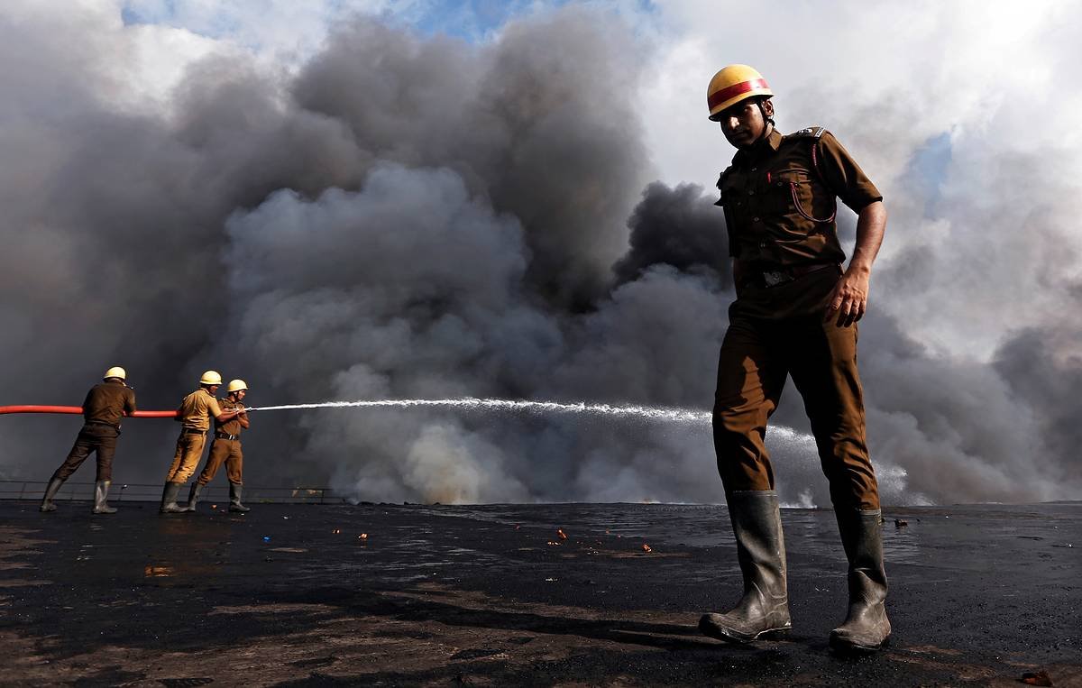 В результате взрыва погибли несколько десятков человек В результате взрыва погибли несколько десятков человек