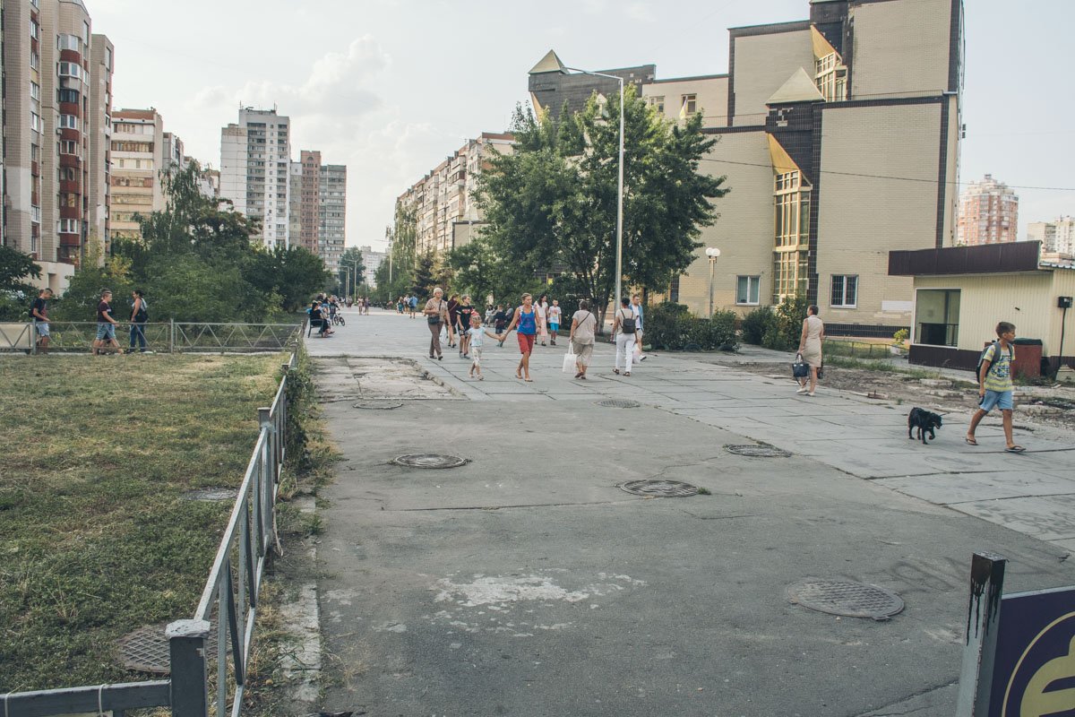 В Киеве активно облагораживают жилмассив Троещину