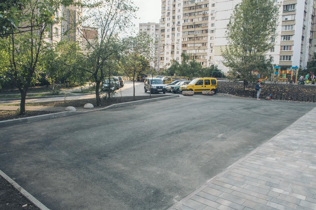 Территорию облагораживают и делают все, чтобы она стала максимально комфортной для отдыха жителей Киева