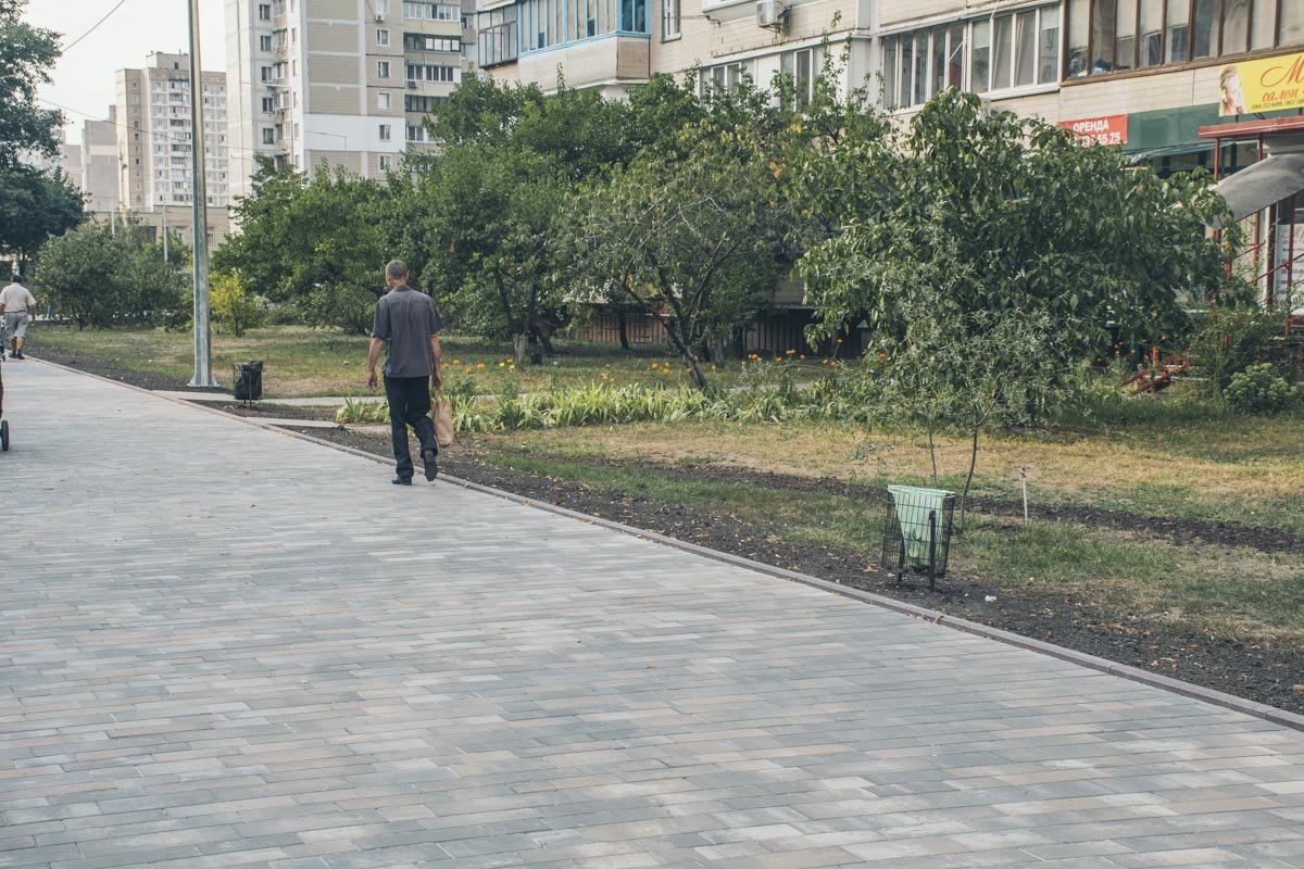 Вместо незаконных парковочных мест появилась пешеходная зона общей площадью почти 6000 квадратных метров