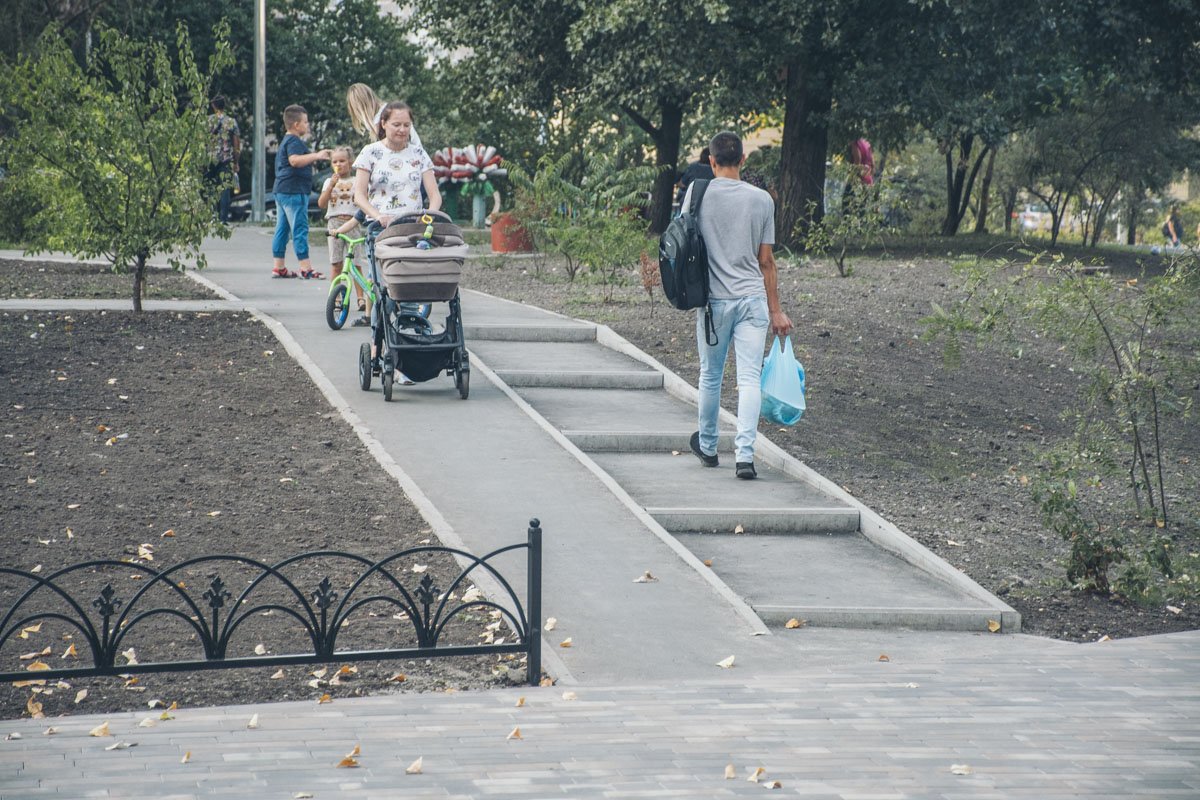 Устанавливаются лавочки и урны вдоль бульвара, который ночью светится новым LED-освещением