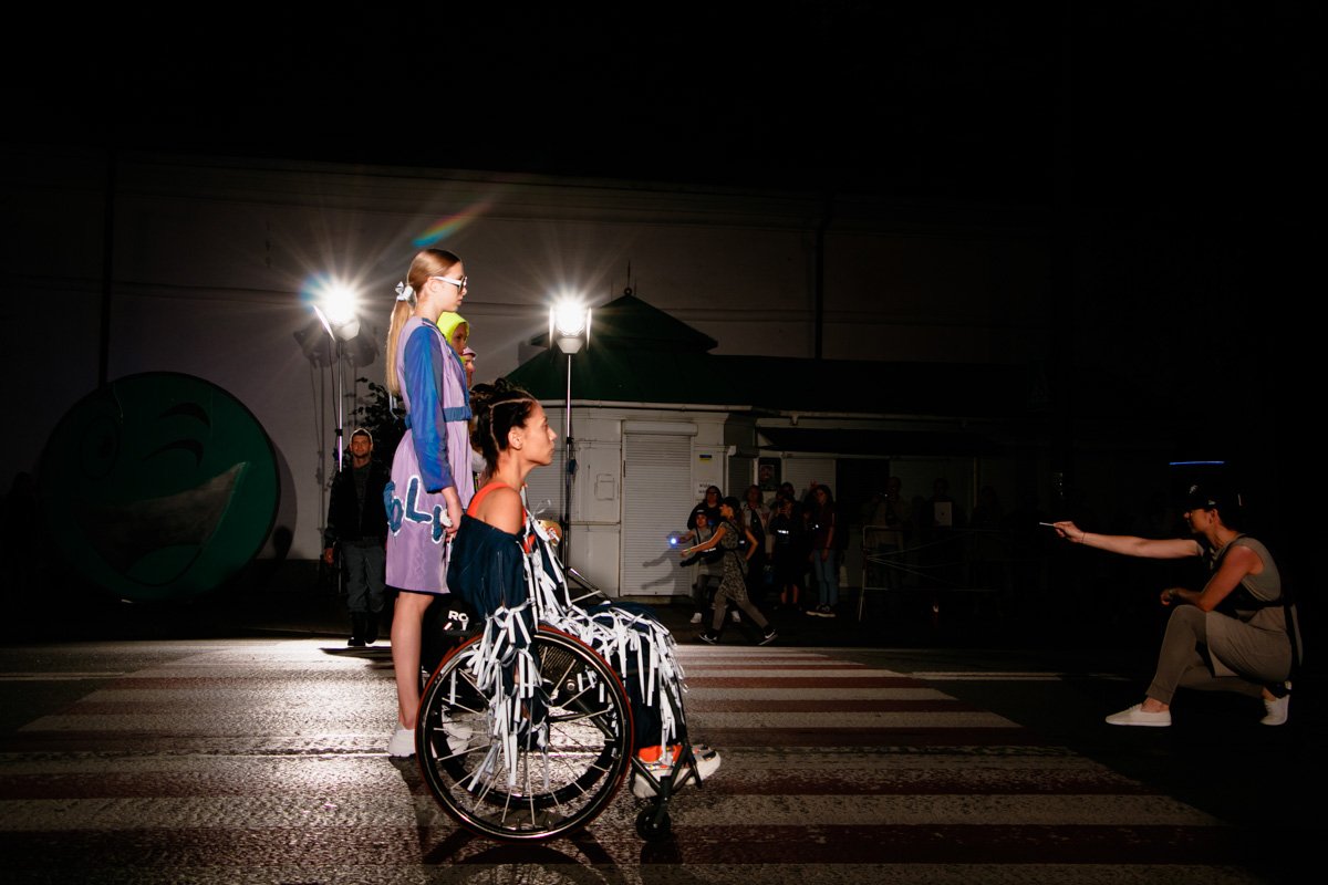 4 сентября в финальный день Ukrainian Fashion Week показ устроили прямо на оживленной дороге возле Арсенала