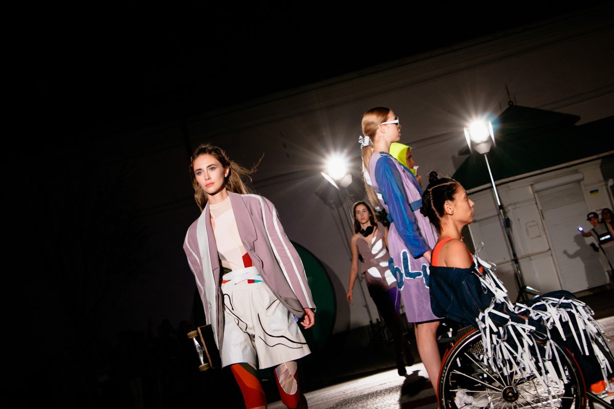 Главный элемент коллекции - светоотражающие элементы на одежде и аксессуарах, которые делают пешехода видимым для водителей