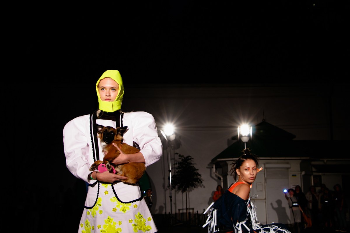 Каждая модель играла свою роль в показе и демонстрировала разные модели поведения людей на переходе