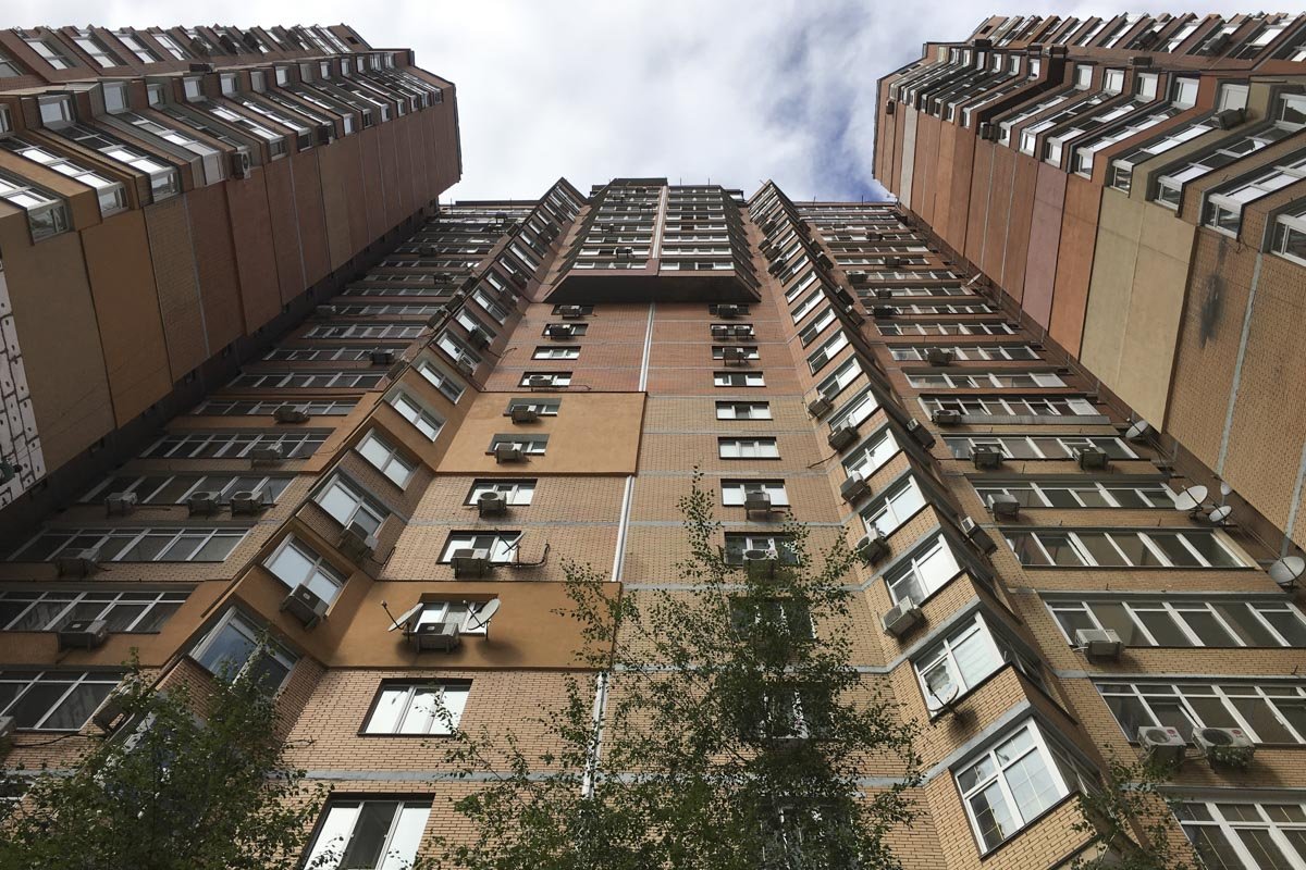 По словам копов, она упала с 13 этажа