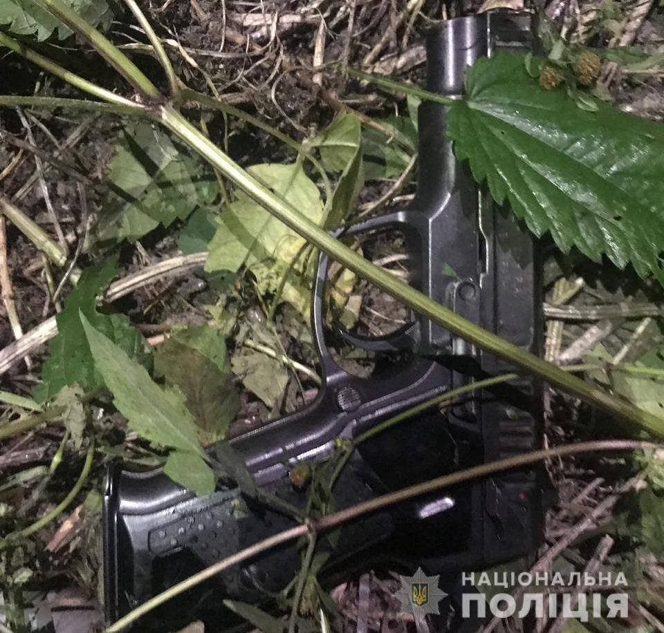 Под Киевом мужчина сломал ногу родственнику и получил пулю в ответ Под Киевом мужчина сломал ногу родственнику и получил пулю в ответ