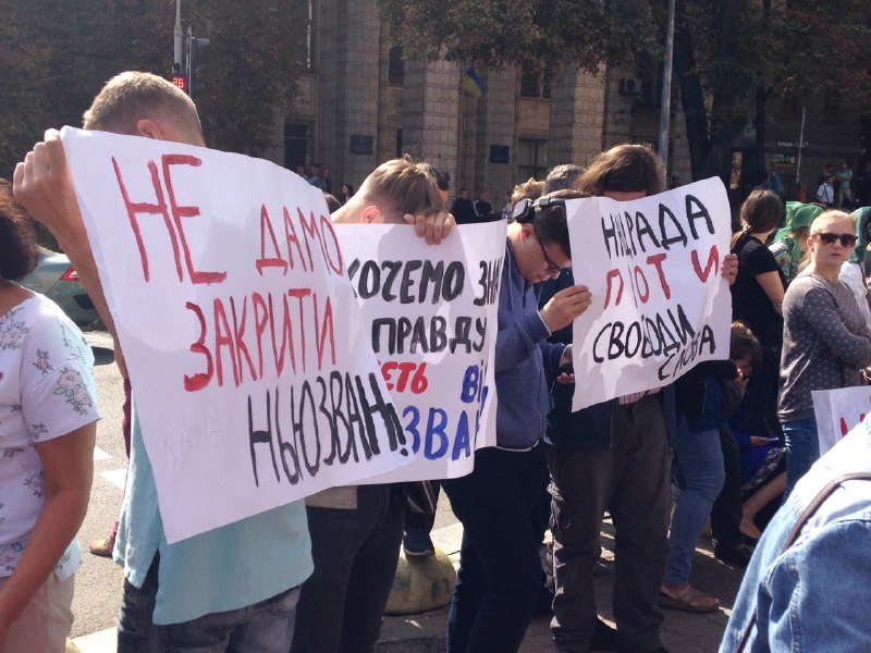 На митинге одни требовали лишить канал лицензии, а вторые наоборот: отстаивали свободу слова 