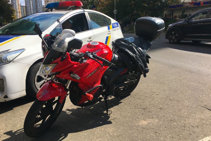 В Киеве на Позняках байкер сбил женщину на переходе