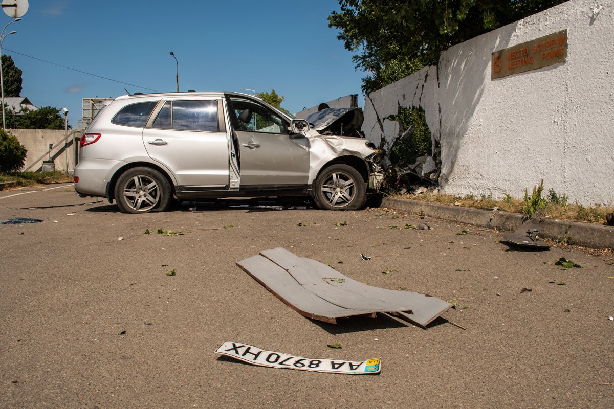 Автомобиль Hyundai Santa Fe вылетел за пределы проезжей части и врезался в ограждение