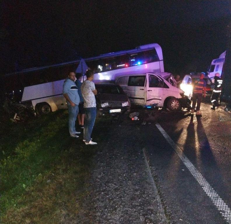 Во Львовской области на автодороге Киев-Чоп произошло смертельное ДТП Во Львовской области на автодороге Киев-Чоп произошло смертельное ДТП