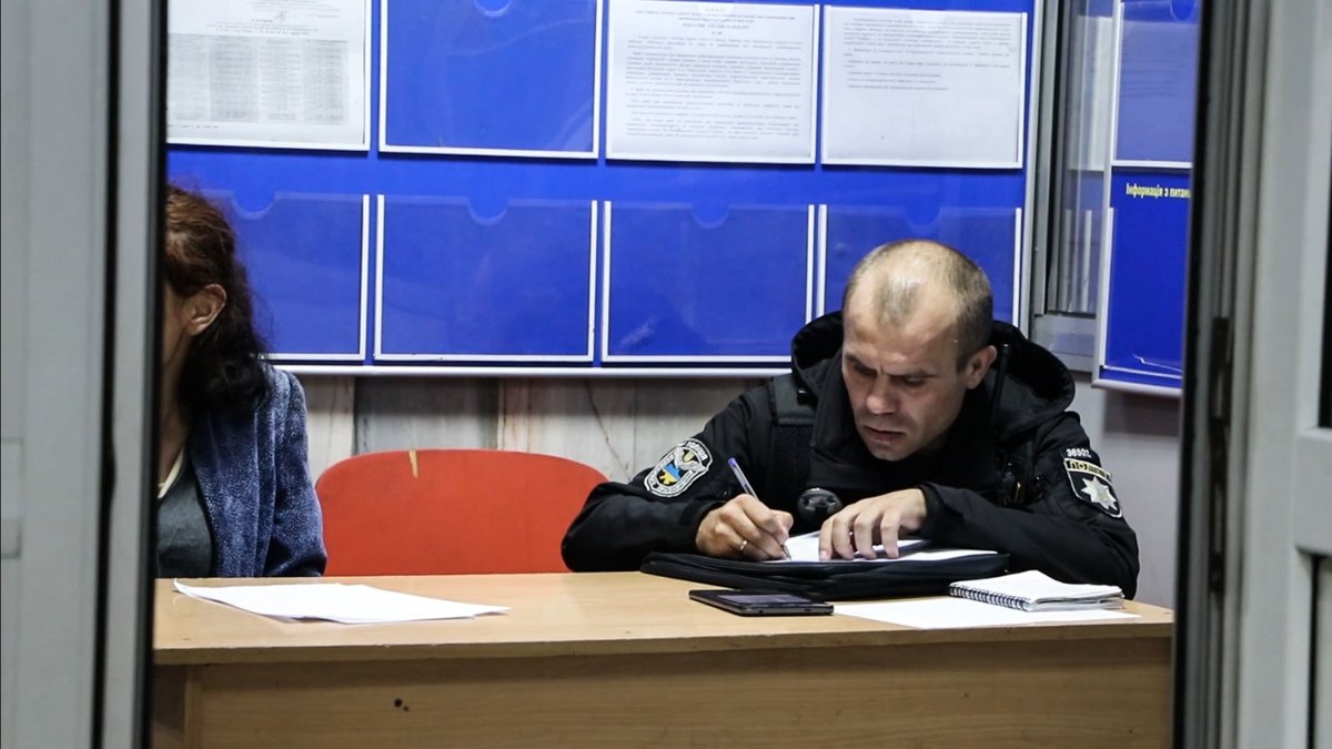 Потерпевшую, зломышленника и очевидцев произошедшего доставили в управление полиции для дачи показаний Потерпевшую, зломышленника и очевидцев произошедшего доставили в управление полиции для дачи показаний