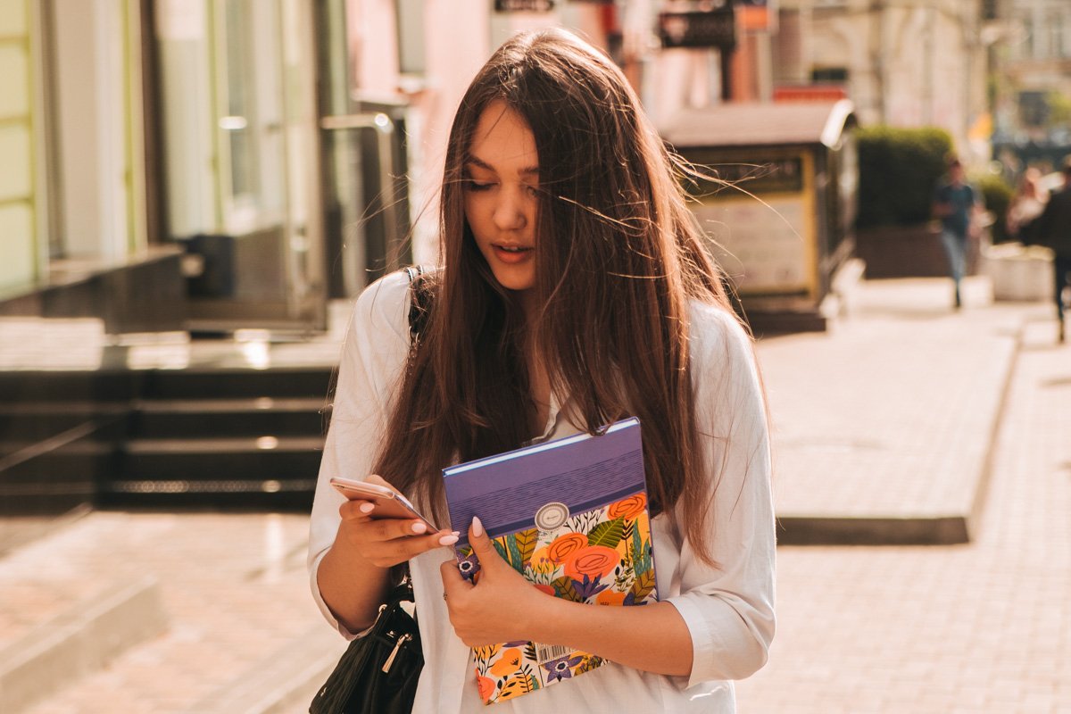 В какие дали не носила бы нас земля, А это было всё - не зря, не зря, не зря
