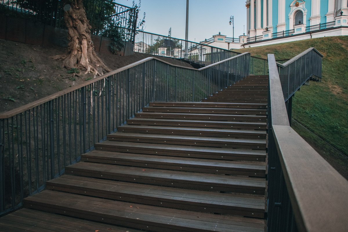 Ступени ведут от Андреевской церкви вдоль аллеи к парку «Владимирская горка»