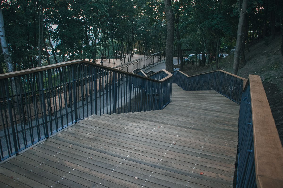 Вечером лестница будет освещена по примеру лестницы на Пейзажной аллее