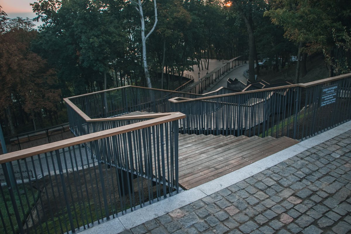 А в перила встроена подсветка. Мы обязательно покажем, как она выглядит ночью 