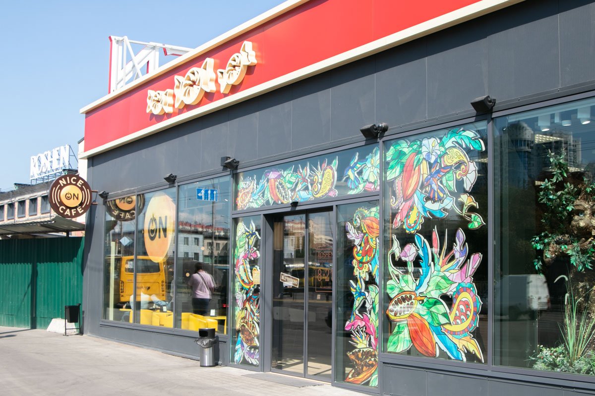 В одном помещении с фирменным магазином Roshen открыли заведение Nice on Cafe В одном помещении с фирменным магазином Roshen открыли заведение Nice on Cafe