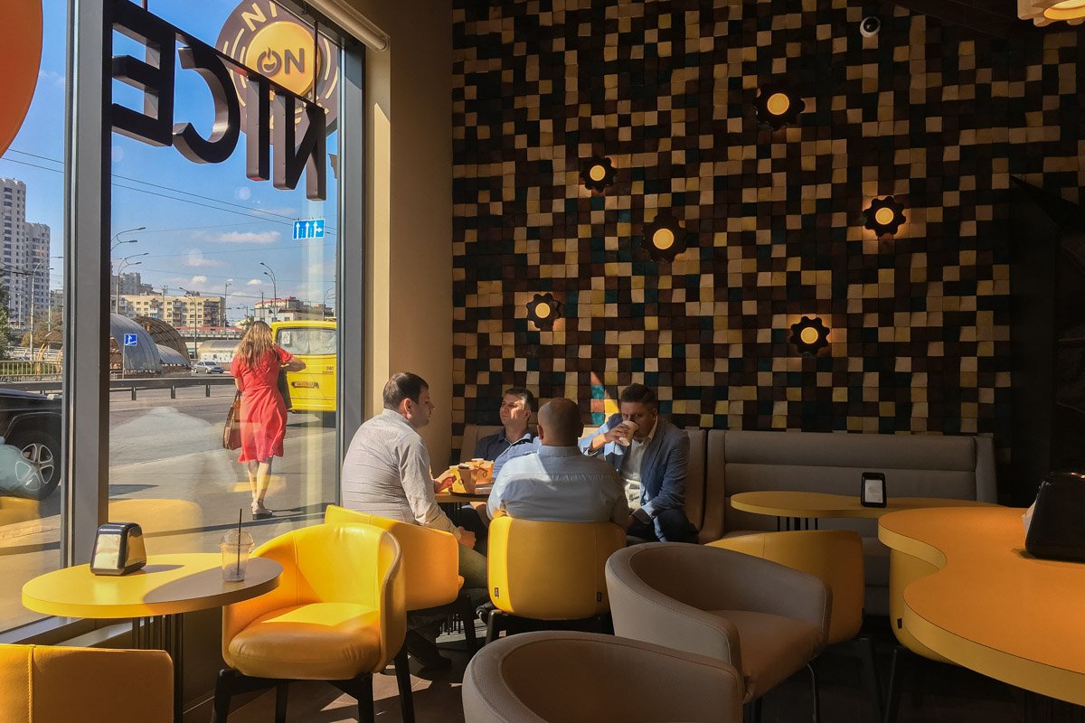 Интерьер заведения выполнен в желто-коричневых тонах Интерьер заведения выполнен в желто-коричневых тонах