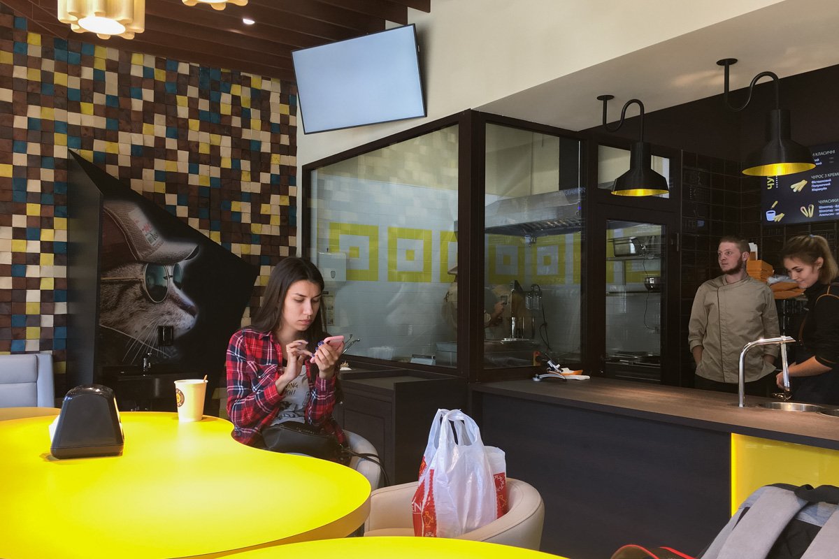 Всего в зале 6 столиков Всего в зале 6 столиков