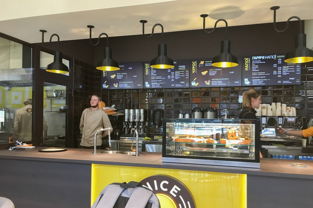 В заведении работает система самообслуживания, но персонал достаточно приветливый В заведении работает система самообслуживания, но персонал достаточно приветливый