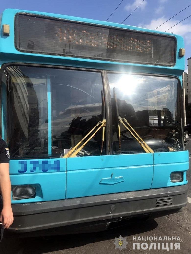 После на остановке он выстрелил в другого пассажира три раза м После на остановке он выстрелил в другого пассажира три раза