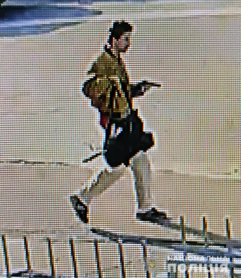 Полиция разыскивает этого мужчину и просит сообщить, если вы видели стрелявшего Полиция разыскивает этого мужчину и просит сообщить, если вы видели стрелявшего