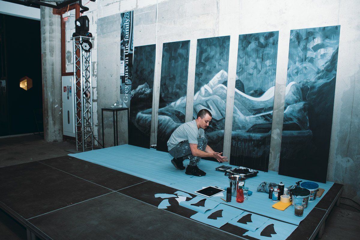 Молодой украинский художник Евгений Лапченко прямо на вечеринке создал арт-объект Молодой украинский художник Евгений Лапченко прямо на вечеринке создал арт-объект