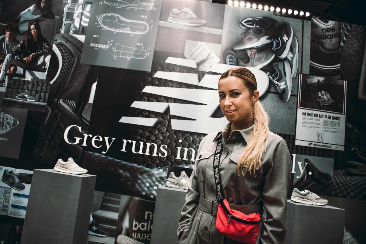 Серый цвет был выбран неслучайно: именно он определяет философию бренда и символизирует его независимость Серый цвет был выбран неслучайно: именно он определяет философию бренда и символизирует его независимость