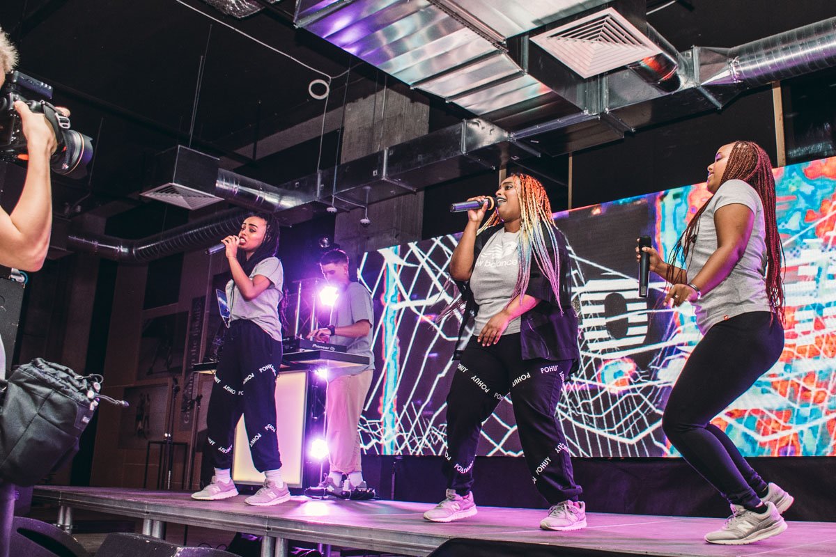 Специальным гостем «New Balance Grey Day» в Киеве стала эксцентричная афроукраинская хип-хоп группа «Fo Sho» Специальным гостем «New Balance Grey Day» в Киеве стала эксцентричная афроукраинская хип-хоп группа «Fo Sho»