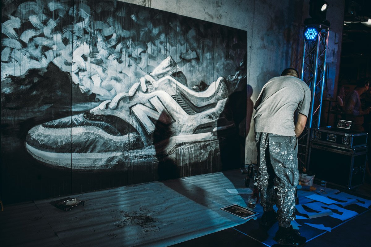 Серый кроссовок New Balance в авторской технике «Sloktya» Серый кроссовок New Balance в авторской технике «Sloktya»