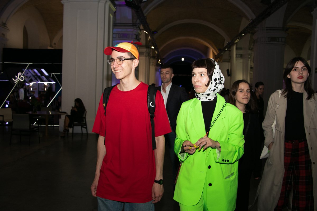 Неоновые и яркие цвета в комплекте с головными уборами смотрятся достаточно стильно 