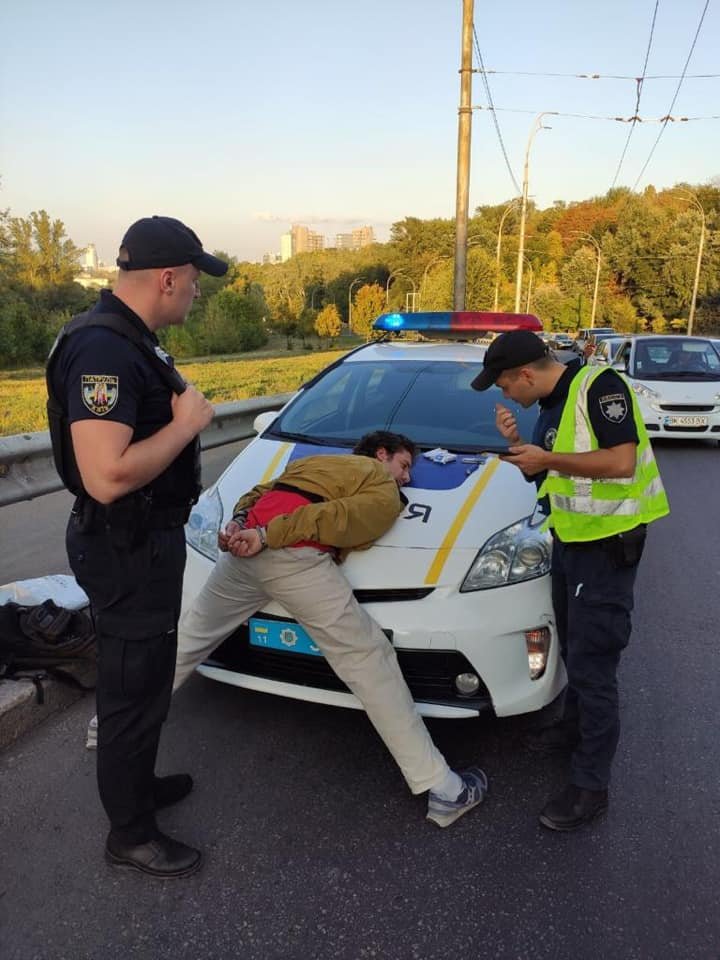 В Киеве задержали мужчину, который устроил стрельбу в троллейбусе 