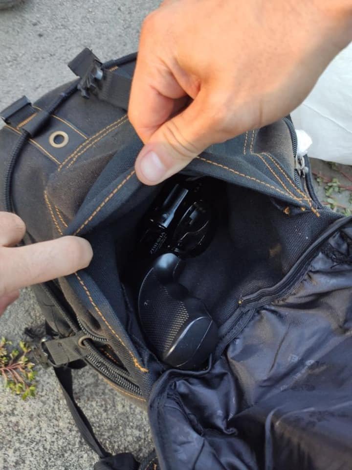 При нем обнаружили рюкзак с пистолетом, из которого, вероятнее всего, и стрелял мужчина 