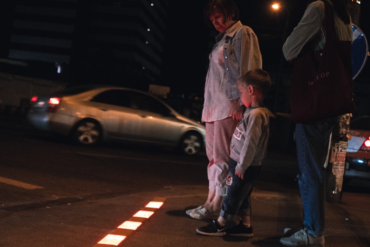 В Киеве перед пешеходным переходом возле ВДНГ установили дополнительную световую разметку с LED-брусчаткой