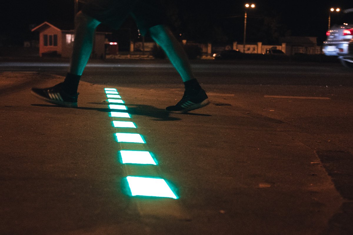 Подсветку можно увидеть ночью на перекрестке улицы Васильковской и проспекта Академика Глушкова