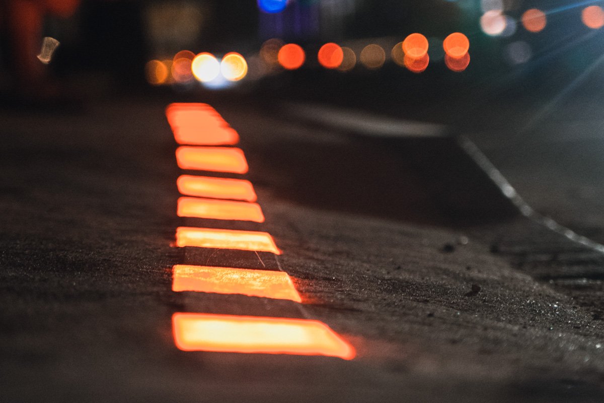 Основной ее функцией является привлечение внимания пешеходов, которые смотрят в гаджеты