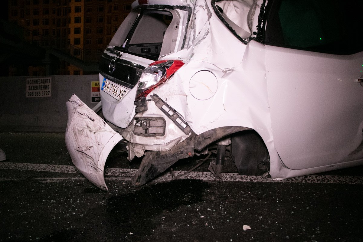 В пятницу, 6 сентября, под Киевом на Одесской трассе столкнулись фура, спринтер, «Газель» и две легковушки