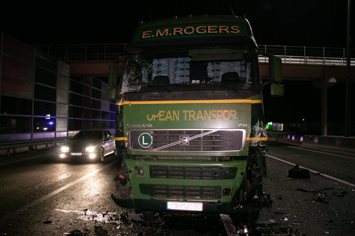 Зачинщиком масштабной аварии стал водитель грузового авто, который сообщил, что попутал педали газа и тормоза