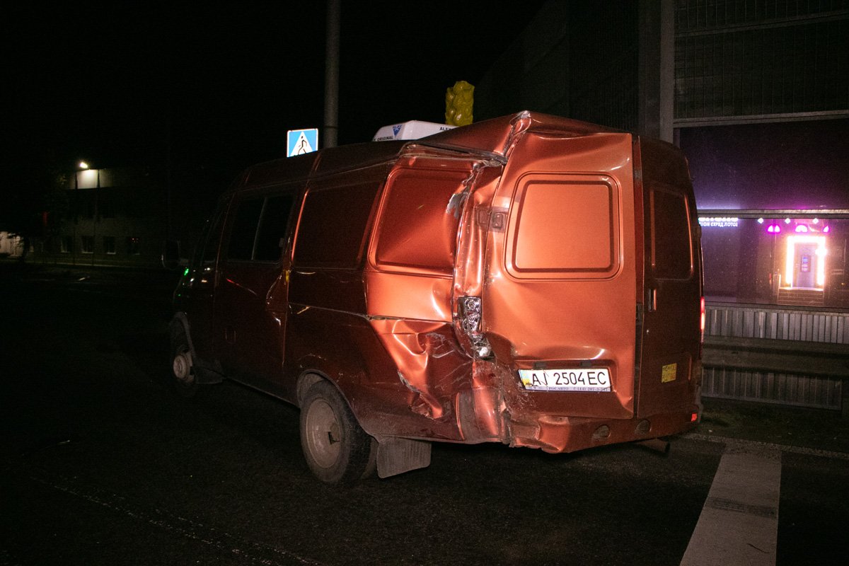 Грузовое авто, в свою очередь, врезалось в «Газель», которая зацепила «Жигули»