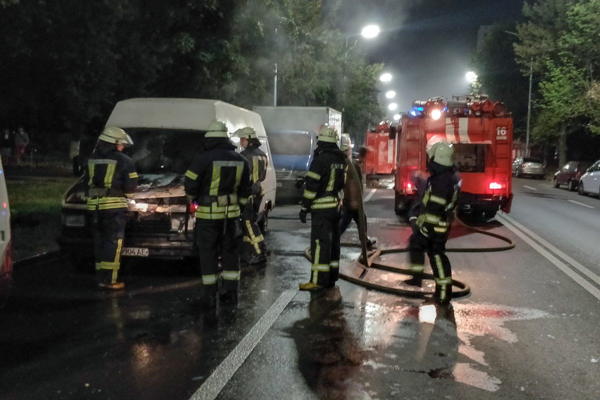 На проспекте Павла Тычины загорелся грузовой микроавтобус Peugeot J5