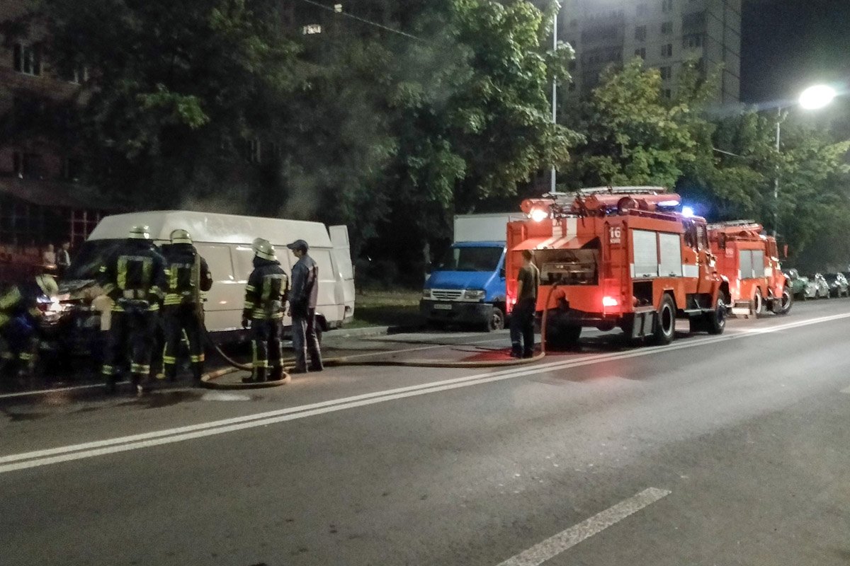 Пострадал также автобус, который был припаркован рядом