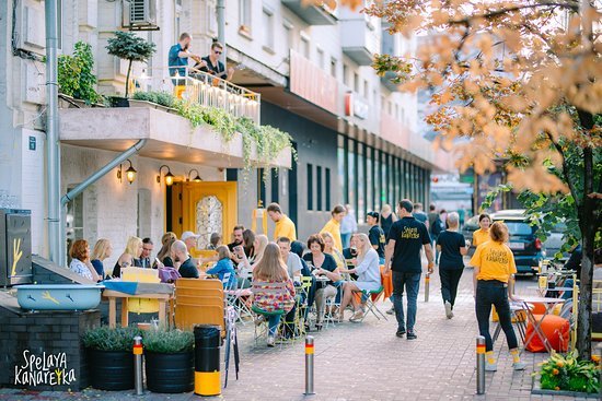 Пока вы вкушаете вкуснейшие блюда, на балконе второго этажа играют два скрипача