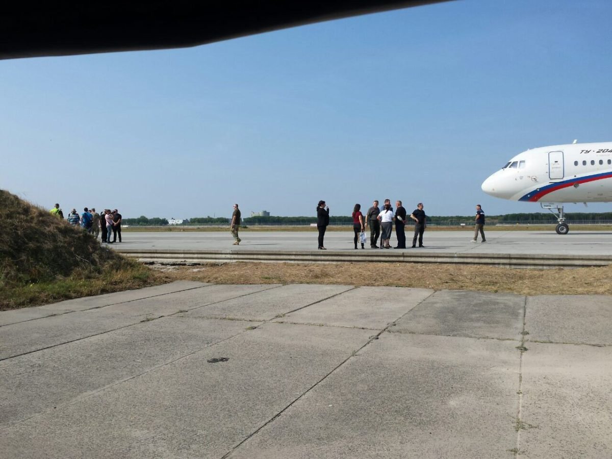 Рядом с самолетом Ту-204 находится несколько десятков человек Рядом с самолетом Ту-204 находится несколько десятков человек