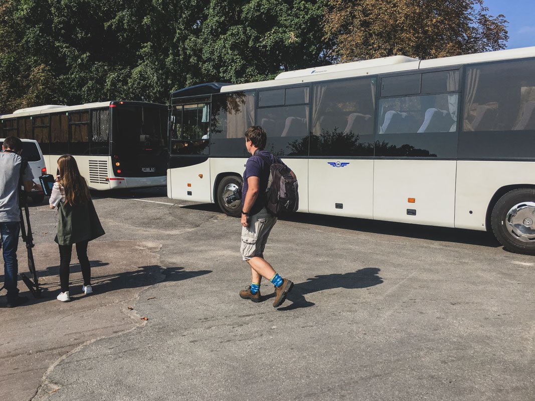 Автобусы ожидают перед воротами аэропорта Автобусы ожидают перед воротами аэропорта